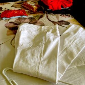 White slim fit jeans, no tag but like new.
